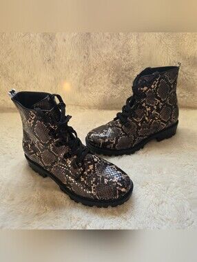 Kendall + Kylie Epic Snakeskin Combat Boots Size 9 9.5 NWOT Edgy Goth Punk Chic